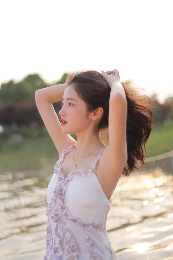 美女和帅哥强吻脱身 在房间